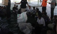 Warga Rohingya yang Terdampar di Aceh Terima Bantuan