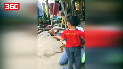 Shikoni mënyrën e veçantë sesi i heqin dhëmbët e prishur fëmijët në Tajlandë (360video)