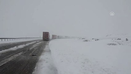 Nisan Karı Tendürek'te Ulaşımı Aksattı