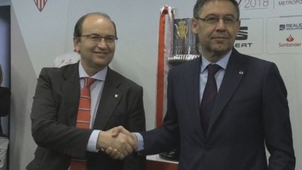 Bartomeu y Casto posan ante la copa antes de la comida de hermandad