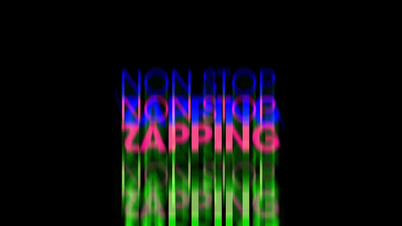 Ils foncent dans la porte d'entrée d'un tribunal avec leur voiture pour voler un distributeur de billets (vidéo)