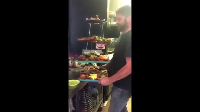 Un serveur très maladroit... Grosse bêtise!