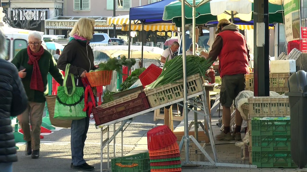 Alpes-de-Haute-Provence : ambiance printanière sur le marché de Sisteron
