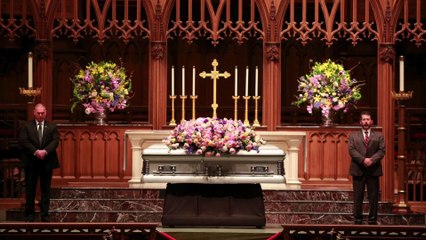 Long-Time Secret Service Agents Refuse to Leave Barbara Bush's Coffin