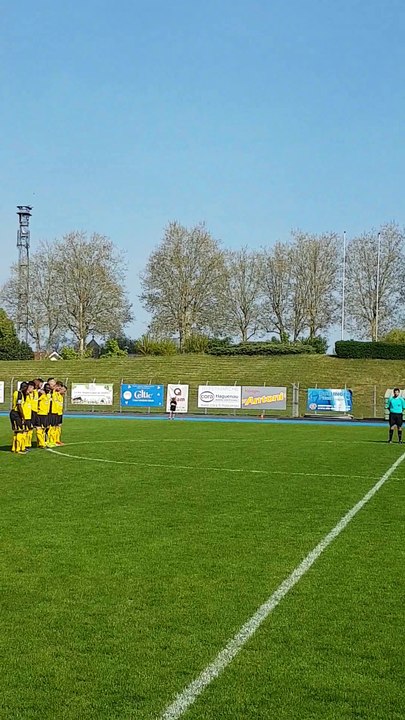Minute de silence en l'honneur du petit Léo 22 mois, petit fils de Pascal ZILLIOX, entraîneur des U11 du FRH dans les années 2010