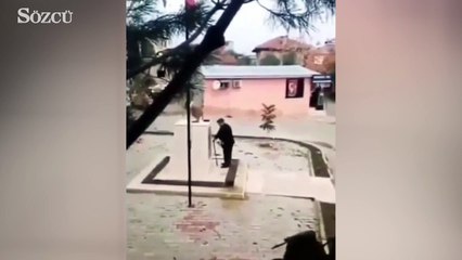 İzmir'de Atatürk büstüne çiçek bırakan ardından dua eden yaşlı amca