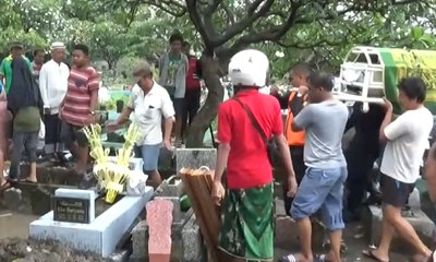 Korban Miras Oplosan di Surabaya Dimakamkan