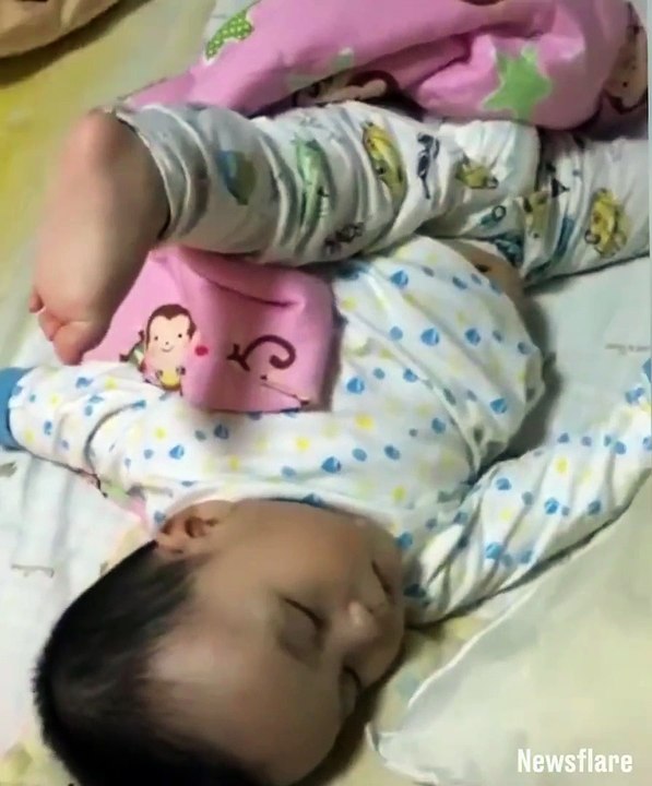 Ce bébé a une drôle de position pour dormir
