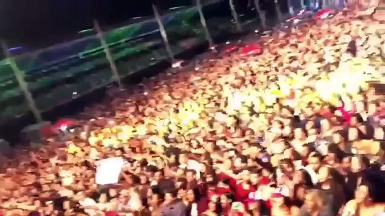 Simone para show pq fãs começam gritar o nome de simaria,EXPOARAXÁ