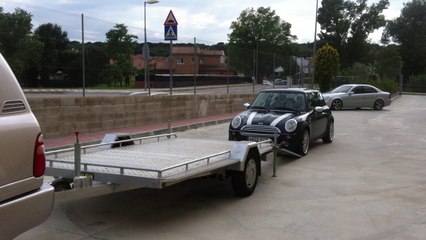 carga y descarga mini en un remolque plataforma portacoches de Aluminio Thalman Quality Aluminium Trailers
