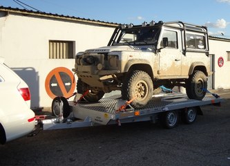 descarga land rover sobre una plataforma portacoches,4X4, de aluminio Thalman Quality Aluminium Trailers