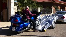 Como se carga y descarga una moto grande tipo Honda goldwing, Harley Davidson, sobre un remolque Thalman Quality Aluminium Trailers