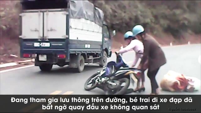 Hoảng hồn bé trai quay đầu xe giữa đường đèo, 'đốn' ngã 2 người đi xe máy suýt chết trước ô tô
