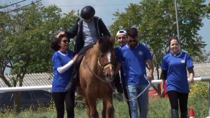 Üniversiteli öğrenciler, engelli çocukları ata bindirdi