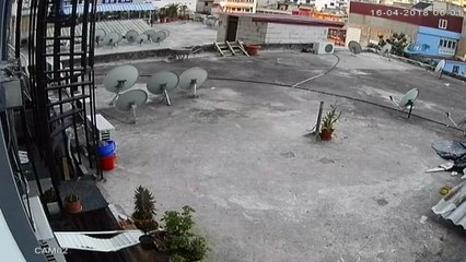 Hırsızın rahatlığı pes dedirtti... O anlar kamerada