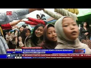 Polwan Hibur Pengungsi Gempa Banjarnegara