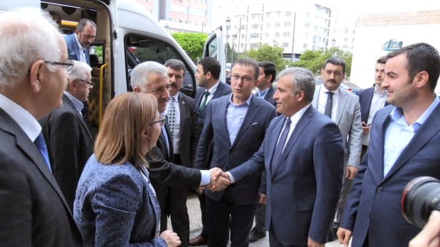 Ulaştırma Bakanı Arslan, Fatma Şahin'i ziyaret etti