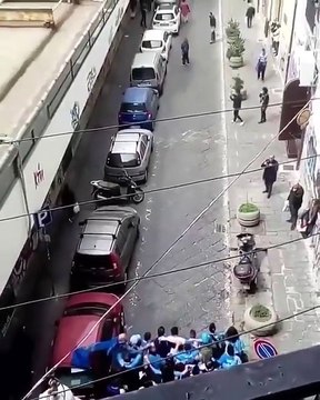 Des supporters de la Juve et Naples chantent ensemble avant le choc