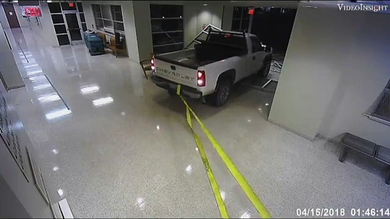 Deux suspects enfoncent la porte d’entrée d’un tribunal en pleine nuit pour voler un distributeur de billets