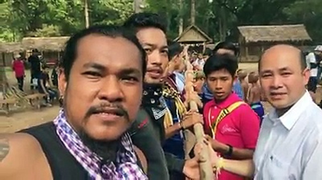 ខ្មែរស្រលាញ់ខ្មែរជ័យយេាមហាជេាគជ័យ​ Do it all together