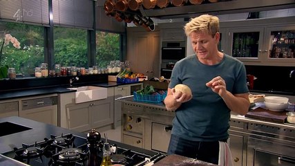 Скачать видео: Gordon Ramsays Ultimate Cookery Course S01E12 - Better Baking