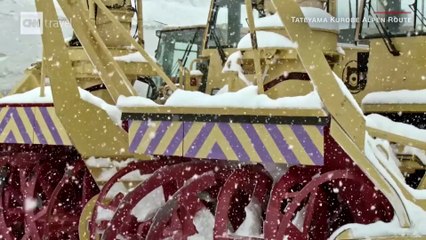 Διασχίζοντας τα εντυπωσιακά τείχη χιονιού στη «Στέγη της Ιαπωνίας»