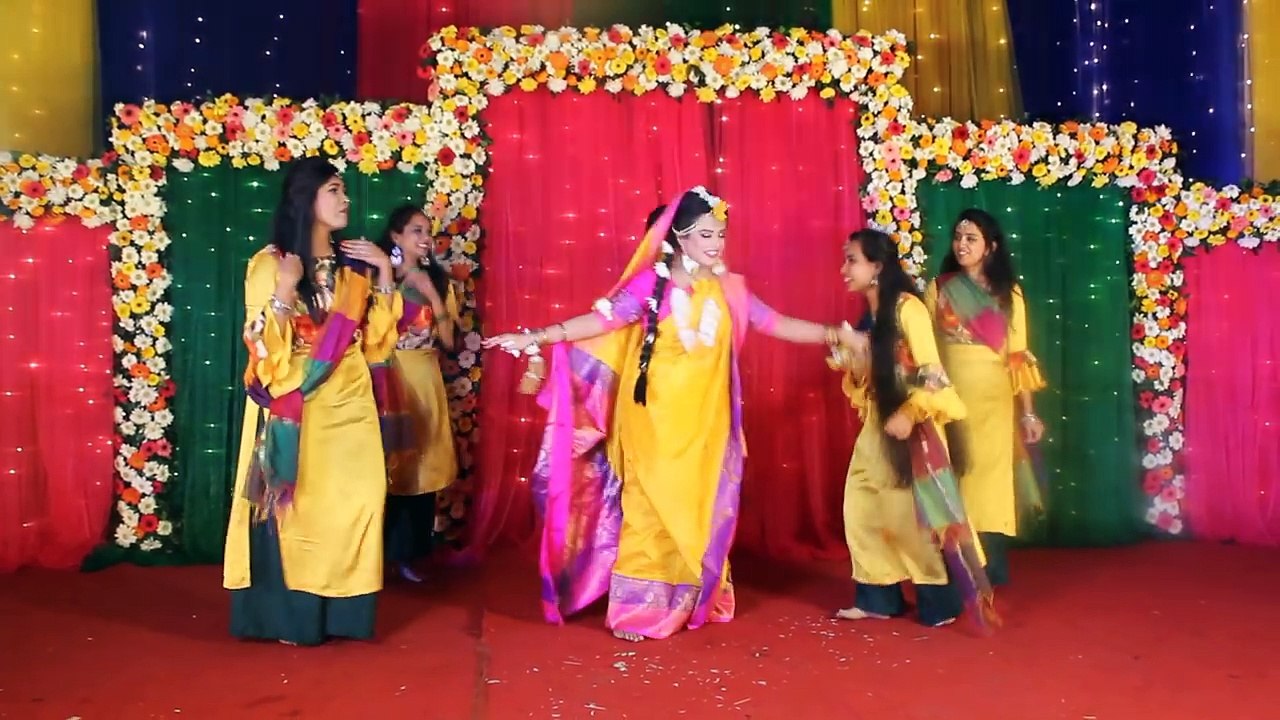 Mere Khwabon Mein _ Bride & Bridesmaids Holud Dance _ Dilwale Dulhania Le Jayenge wedding danc।।বিয়ে বাড়ির নাচ।। গায়ে হলুদের নাচ।। Seven Tunes
