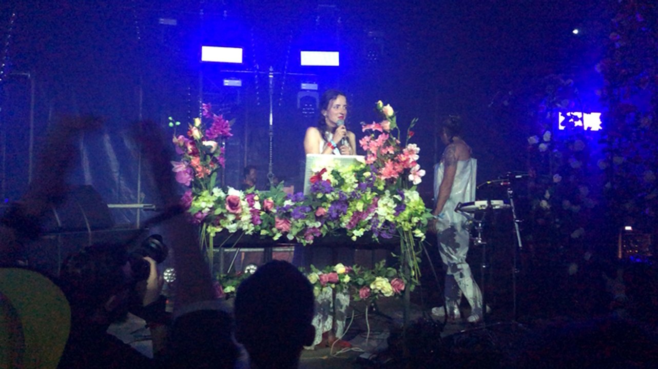 Antoine De Caunes lance des fleurs à Panoramas