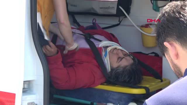 Kocaeli Önce Otomobile Sonra Bariyerlere Çarptı 3 Yaralı-Hd