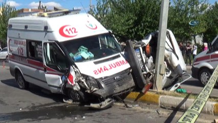 Ambulans ile otomobiller çarpıştı:5 kişi yaralandı