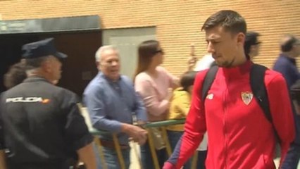 Aficionados del Sevilla increpan al equipo a su llegada en tren