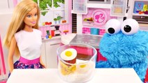 Barbie Le Enseña a Cookie Monster ✿ Como Hornear Galletas y Juegan a La Escondidillas