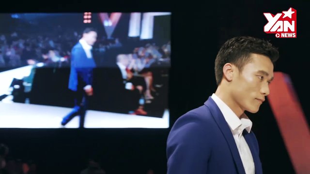 Thủ môn Bùi Tiến dũng làm vedette trong Vietnam International Fashion Week