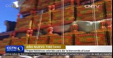 Tibetanos dan la bienvenida al Losar con trajes folclóricos coloridos