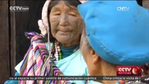 Las mujeres de la etnia Derung abandonan la tradición de los tatuajes faciales