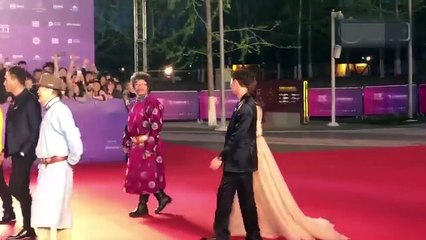 Trần Vỹ Đình tháp tùng Lâm Duẫn cùng đoàn làm phim Chiến thần kỷ đi thảm đỏ