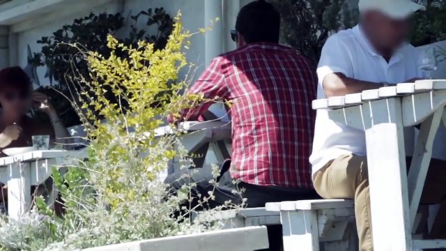 Ils vont dans la rue pour couper les chignons des gens... Blague un peu limite