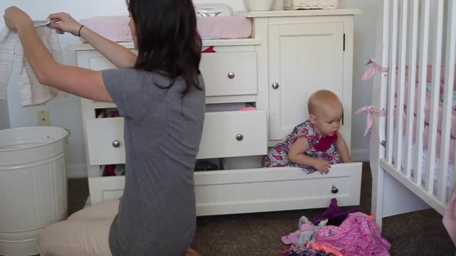 Maman range et bébé aide un peu... Ou pas