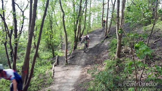 La Province - VTT - Cuesmes - Les participants du Grand Prix Patrick Gaudi dans une descente du terril de l'Héribus