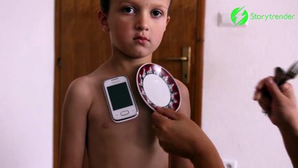 Ces personnes sont magnétiques... Les objets restent collés à eux