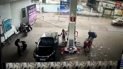 Ladrón roba a conductor y acaba chocándose contra la pared