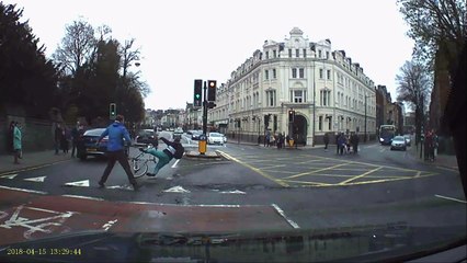 Un piéton donne un coup de main à la police pour attraper un cycliste armé d’un couteau !