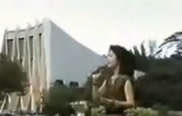 テレサ・テン「つぐない」（旧シンガポール国立劇場前で）