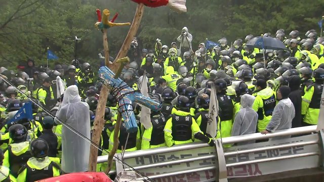 경찰, 성주 사드 기지 반대 주민 강제해산 진행 중 / YTN