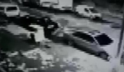 Aracın kundaklanma anı güvenlik kamerasına yansıdı