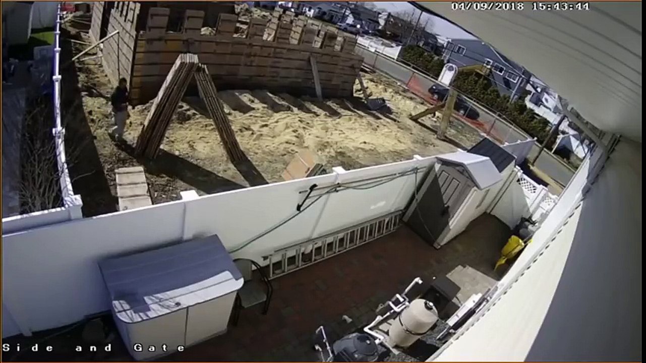 Cet ouvrier termine écrasé par des planches en équilibre !