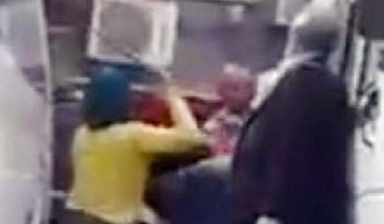 3 kadın, kendilerini rahatsız ettiğini iddia ettikleri adamı şemsiyeyle dövdü