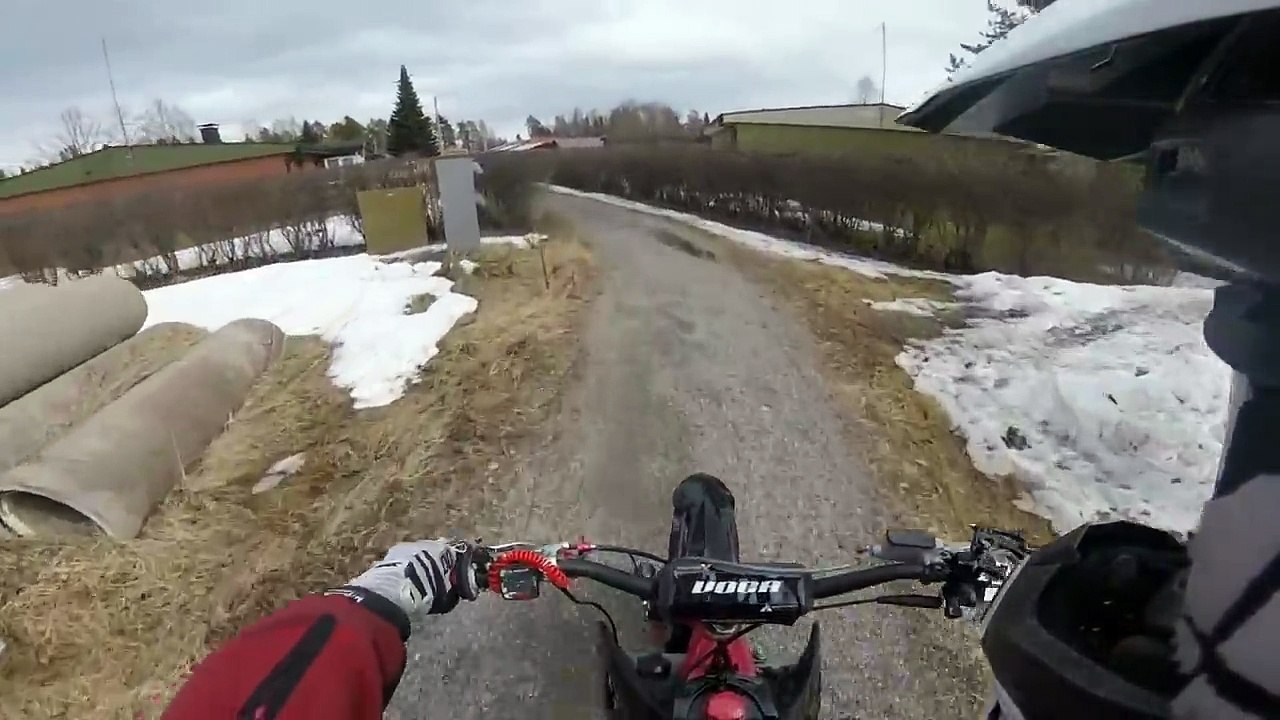 Une course poursuite entre une motocross et un fourgon de police