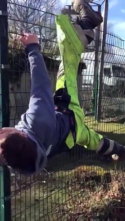 Un employé de la mairie reste accroché sur un grillage