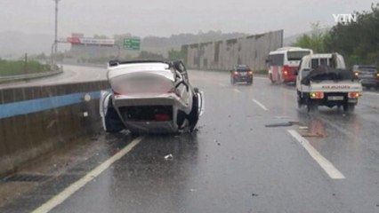 전복 승용차 일가족, 뒤따른 운전자들이 구조 / YTN